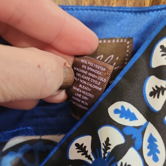 Stylish Blue and White Floral Mini Dress - Picture 12 of 12